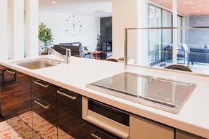 Fridge, microwave, stovetop, cookware/dishes/utensils - Four bedrooms provide private space perfect for g / Isumi Chiba (Isumi)