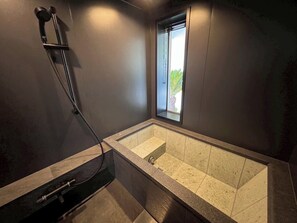 Sèche-cheveux, serviettes fournies