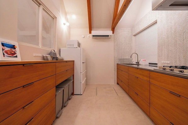 Fridge, microwave, stovetop, cookware/dishes/utensils