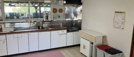 Refrigerador, microondas, parrilla de estufa y utensilios de cocina