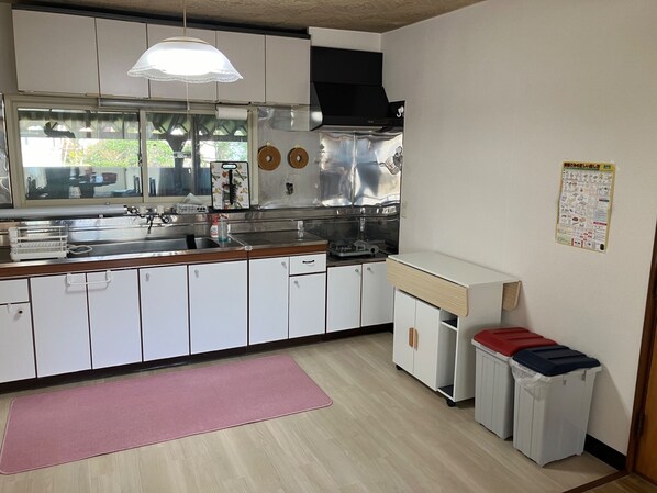 冰箱、微波炉、炉灶、厨具/餐具
