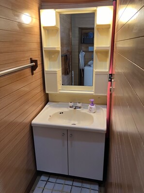 Séchoir à cheveux, serviettes fournies