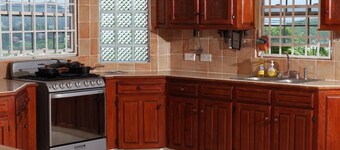 Lovely, spacious 3-bedroom apartment with WiFi, A/C in Beausejour, Gros Islet