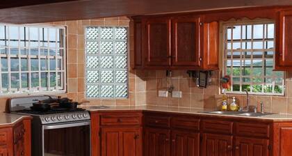 Lovely, spacious 3-bedroom apartment with WiFi, A/C in Beausejour, Gros Islet