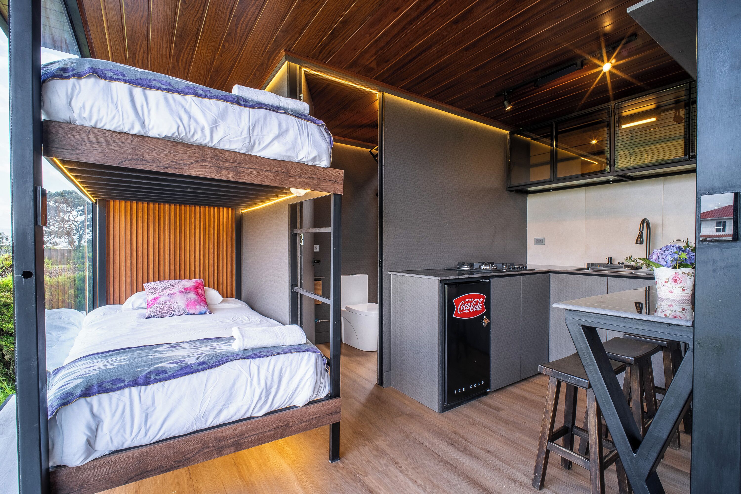 Tabla de planchar con plancha, wifi gratis y ropa de cama 