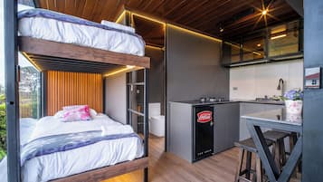Tabla de planchar con plancha, wifi gratis y ropa de cama