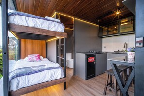 Tabla de planchar con plancha, wifi gratis y ropa de cama 