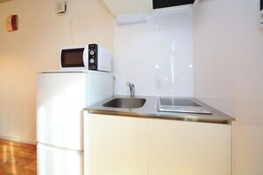 Refrigerador, microondas y utensilios de cocina 