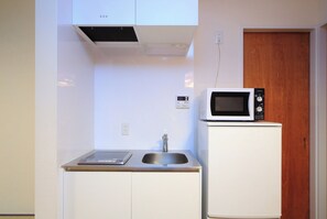 Refrigerador, microondas, utensilios de cocina