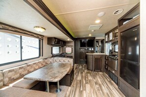 Réfrigérateur, micro-ondes, plaque de cuisson