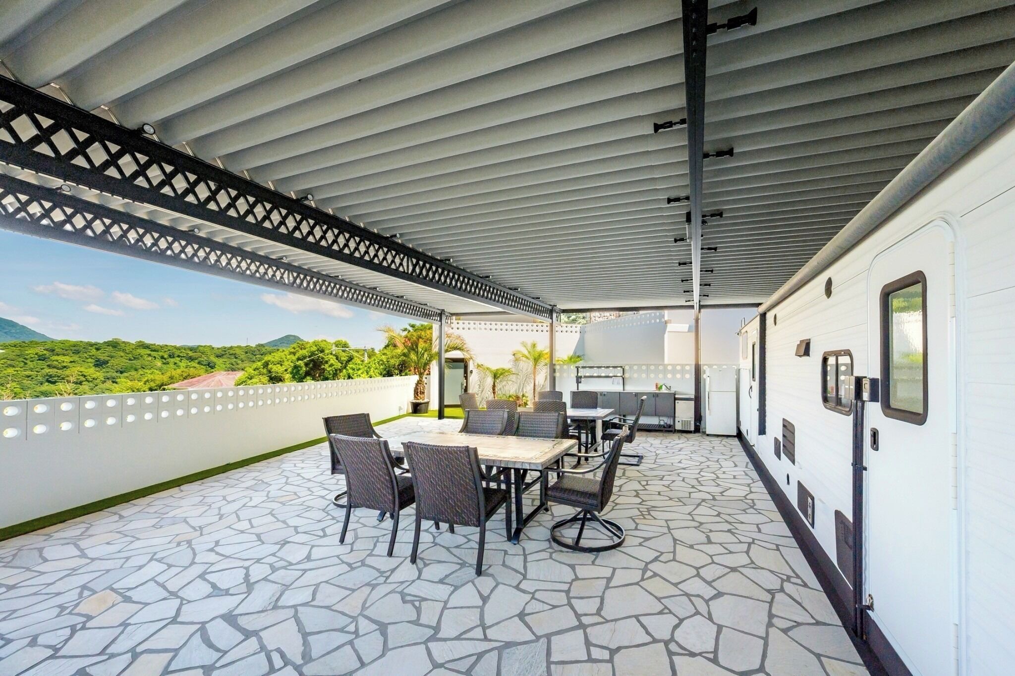 屋外ダイニングエリア