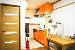 Réfrigérateur, micro-ondes, batterie de cuisine, vaisselle et ustensiles