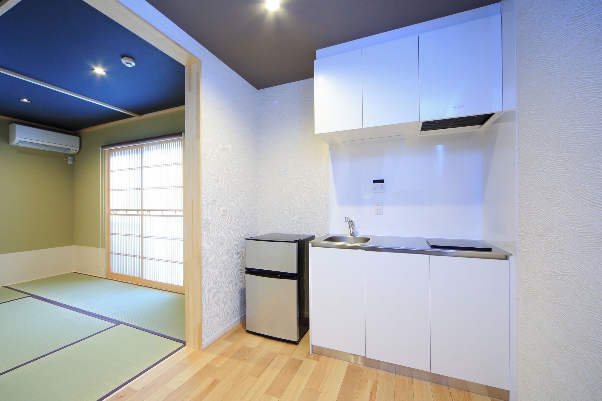 Kylskåp, mikrovågsugn och grytor/köksredskap