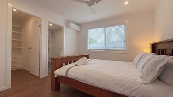 2 bedrooms, iron/ironing board, travel cot, free WiFi