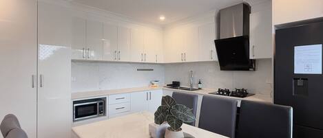 Refrigerador, microondas, horno y parrilla de estufa