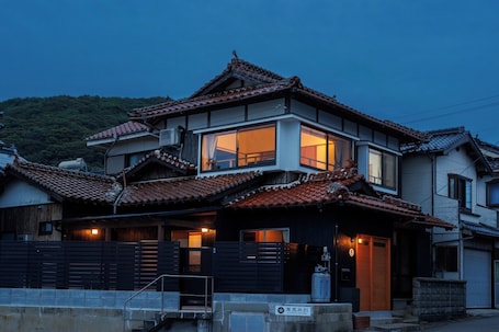 Exterior. Up to 12 people Stay as if you were living in a traditional Japanese architects house / Hagi Yamaguchi