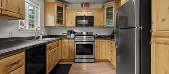Glacier Chalet: Your Charming Montana Escape