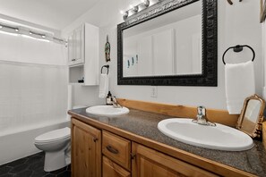Hair dryer, towels - Glacier Chalet: Your Charming Montana Escape (Columbia Falls)