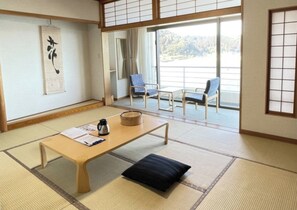 Interior - Nonsmoking Japanesestyle room with 10 tatami mats 4 people| 2 meals included Leave it to me / Miyazaki Miyazaki (Miyazaki)