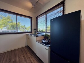 Kühlschrank, Mikrowelle, Herdplatte, Kochgeschirr/Geschirr/Besteck