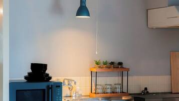 Fridge, microwave, stovetop, cookware/dishes/utensils