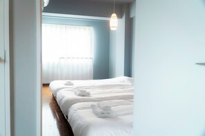 2 slaapkamers, een bureau, een strijkplank/strijkijzer, gratis wifi