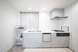 Refrigerador, microondas, placa de cocina