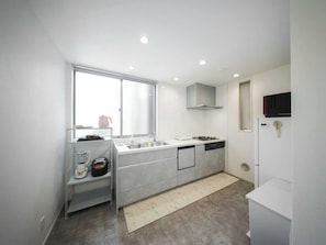 Kühlschrank, Mikrowelle, Herdplatte