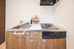 Geladeira, micro-ondas, cooktop, talheres/pratos/utensílios de cozinha