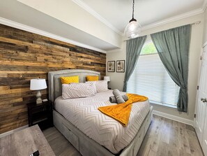 4 slaapkamers, een strijkplank/strijkijzer, gratis wifi, beddengoed