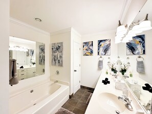 Regadera, secadora de cabello, toallas, jabón 