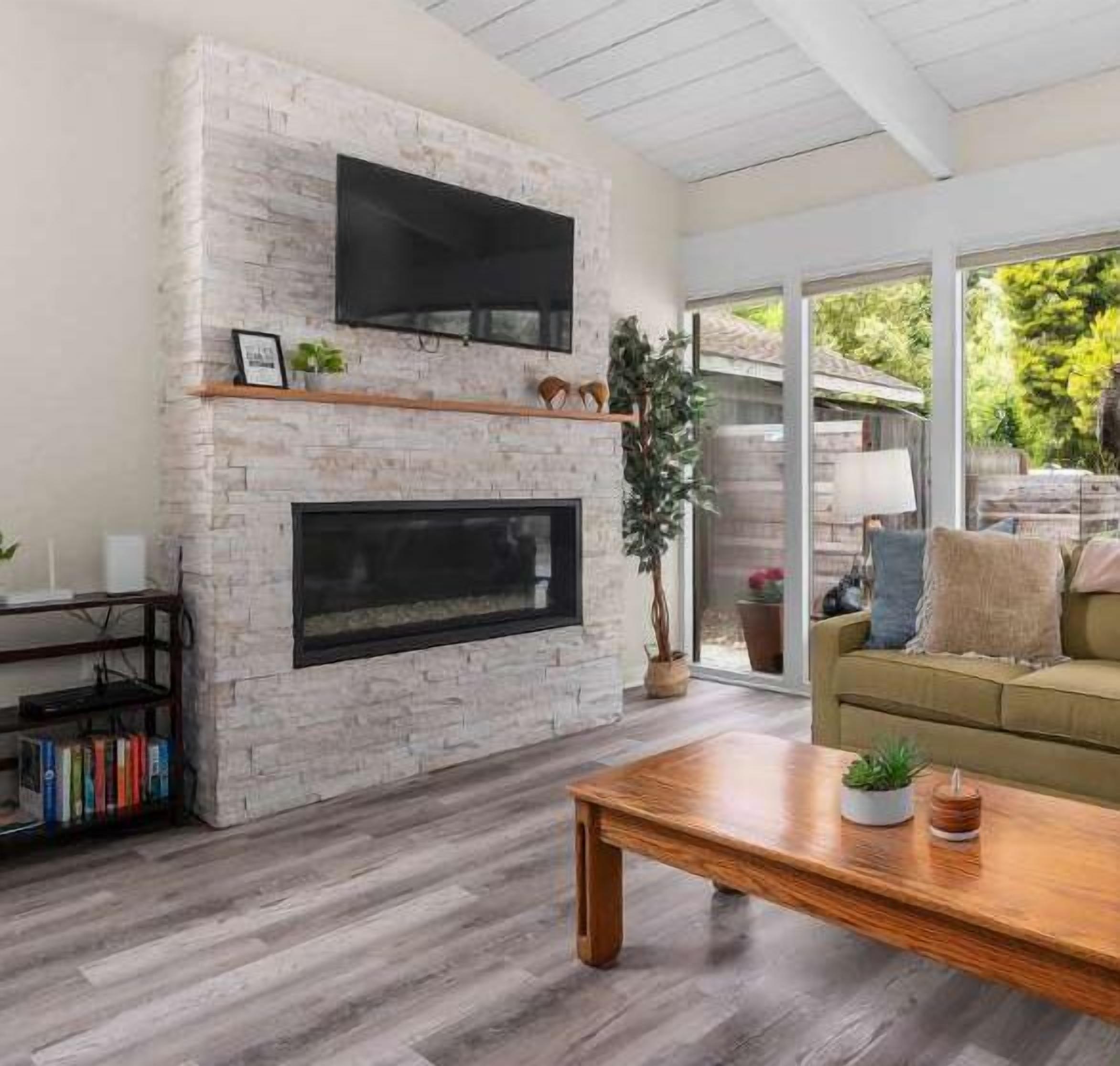 Télévision, cheminée