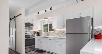 3 Bedroom Home - Walking distance to beach!