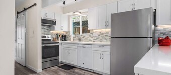 3 Bedroom Home - Walking distance to beach!