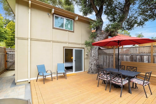 3 Bedroom Home - Walking distance to beach!