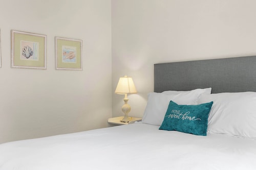 3 Bedroom Home - Walking distance to beach!