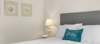 3 Bedroom Home - Walking distance to beach!