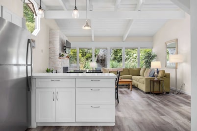 3 Bedroom Home - Walking distance to beach!