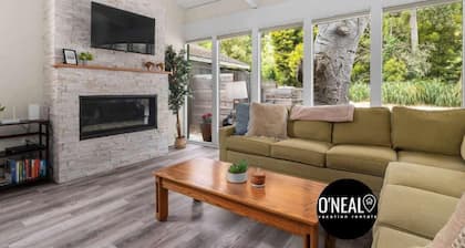 3 Bedroom Home - Walking distance to beach!