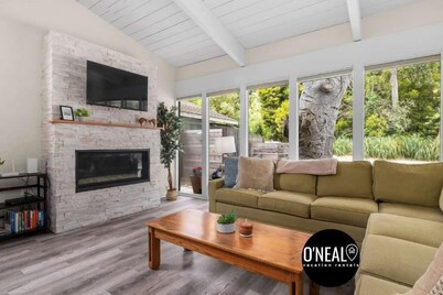 3 Bedroom Home - Walking distance to beach!