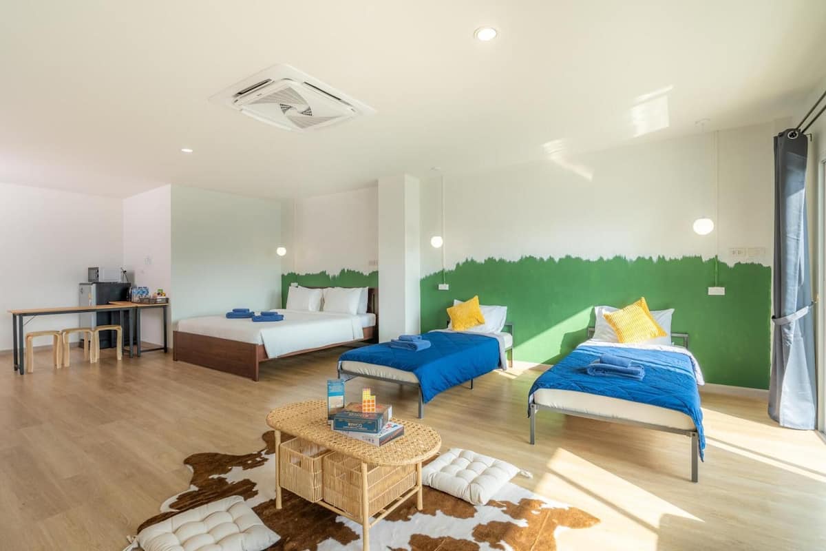 Family Junior Suite | Mörkläggningsgardiner, strykjärn/strykbräda och gratis wi-fi