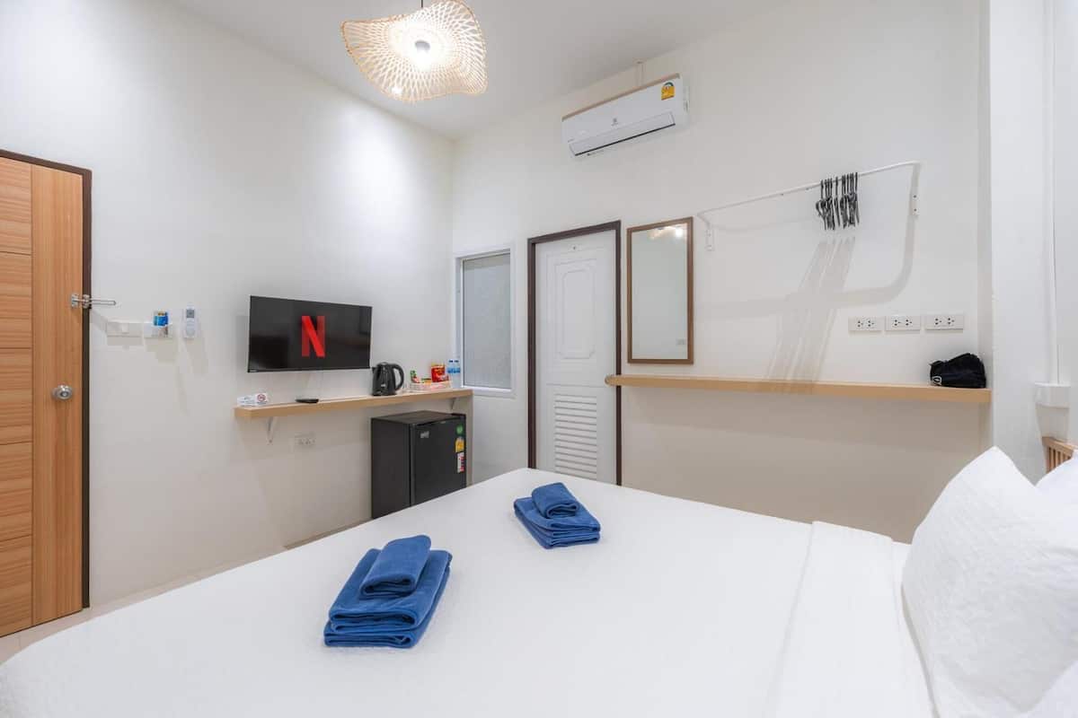 Double Room with Private Bathroom | Mörkläggningsgardiner, strykjärn/strykbräda och gratis wi-fi