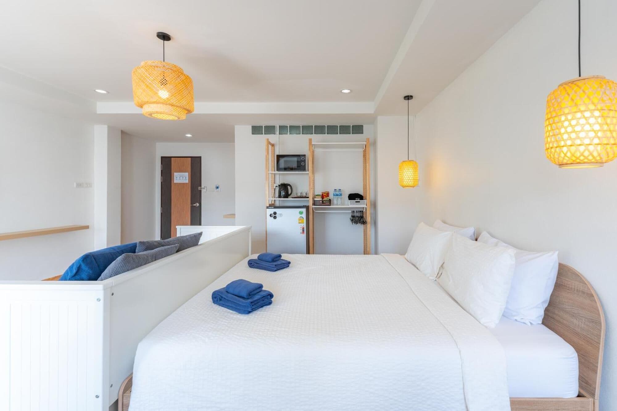 Minibar, màn/rèm cản sáng, bàn ủi/dụng cụ ủi quần áo 