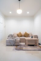 Family Junior Suite | Míníbar, myrkratjöld/-gardínur, straujárn/strauborð