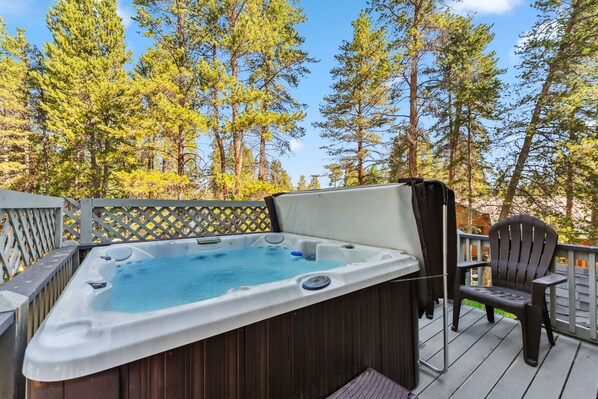 Banyera d'hidromassatge a l'aire lliure