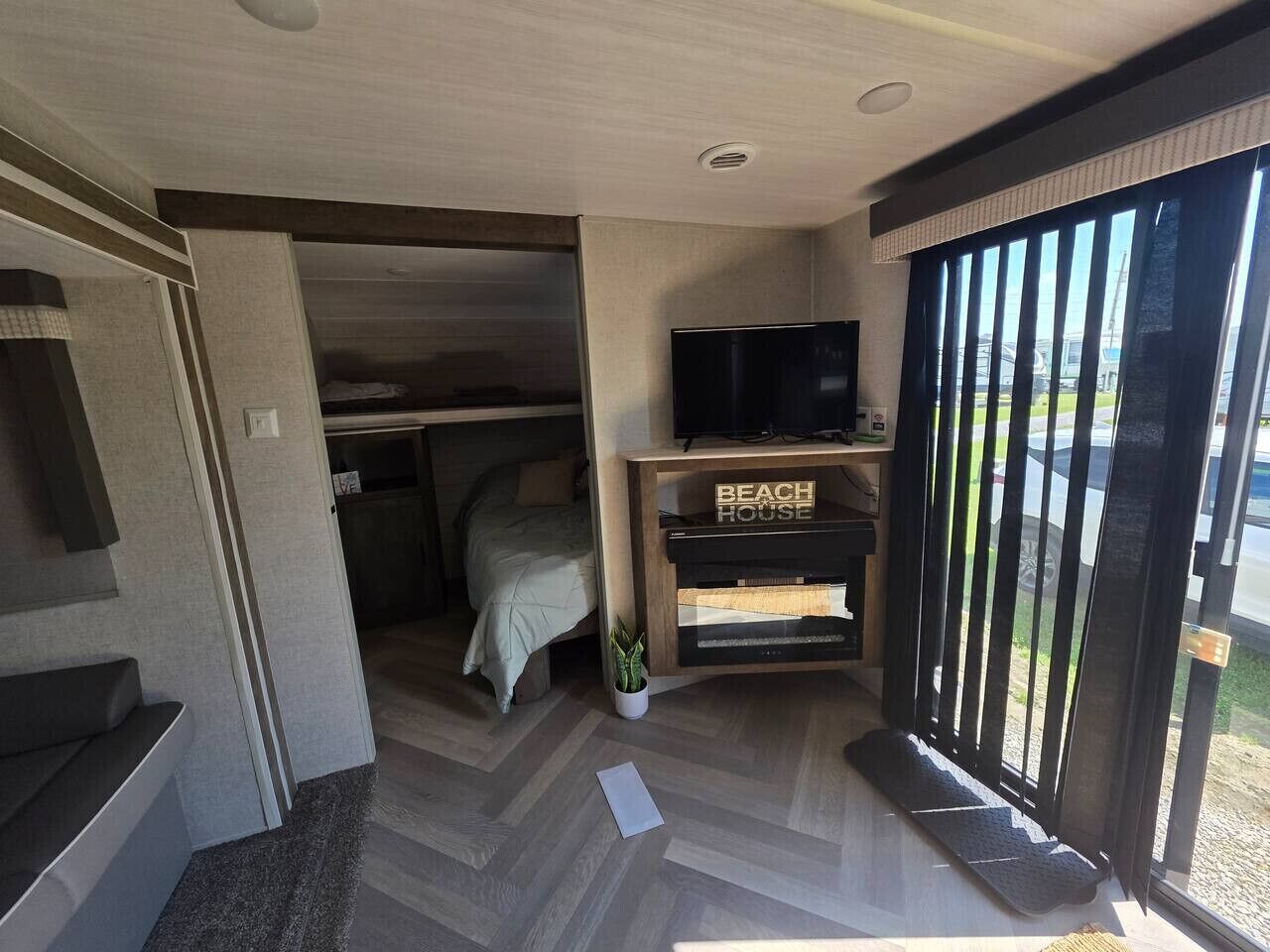 2 bedrooms, bed sheets