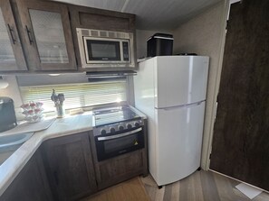 Een koelkast, een magnetron, een oven, een kookplaat