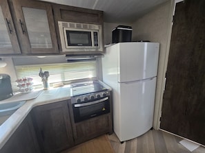 Een koelkast, een magnetron, een oven, een kookplaat