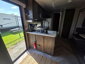 Jääkaappi, mikroaaltouuni, uuni, liesi