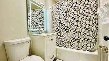 SĂšche-cheveux, serviettes fournies, savon, papier toilette